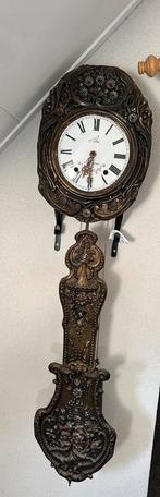 Franse comtoise met latoenkoperen front, Ophalen