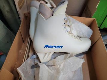 Kunstschaatsen  gebruikt  beschikbaar voor biedingen