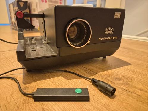 Diaprojecter zeer goede staat, novamat met  tafel + scherm, Audio, Tv en Foto, Diaprojectors, Zo goed als nieuw, Ophalen