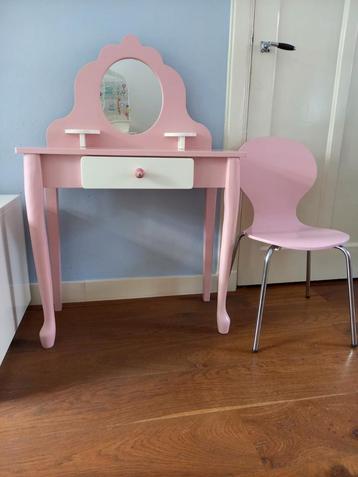 Roze kaptafel met roze stoeltje  beschikbaar voor biedingen