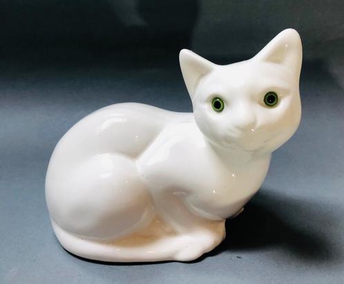 Witte porseleinen kat met groene ogen, Verzamelen, Beelden en Beeldjes, Zo goed als nieuw, Dier, Ophalen of Verzenden