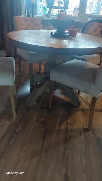 Ronde eettafel beschikbaar voor biedingen