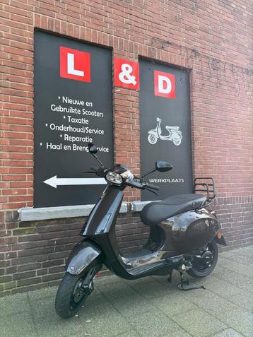 Te Koop Vespa Sprint ( blauw kenteken ) beschikbaar voor biedingen