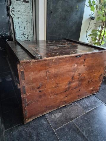 Antieke / vintage kist 64 bij 71 bij 107 cm beschikbaar voor biedingen