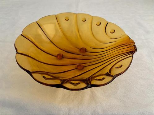 Art Deco glazen schaal in schelpvorm, amber persglas., Antiek en Kunst, Antiek | Glas en Kristal, Ophalen of Verzenden