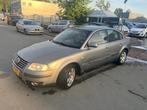 Volkswagen Passat 2.3 V5 Trendline! Clima! Leder! Trekhaak!, Voorwielaandrijving, Beige, 700 kg, Stoelverwarming