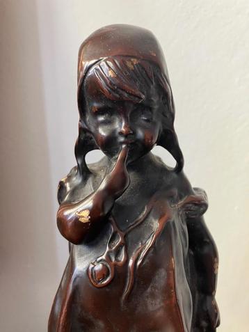 Bronzen meisje op stoel (pootje defect) beschikbaar voor biedingen
