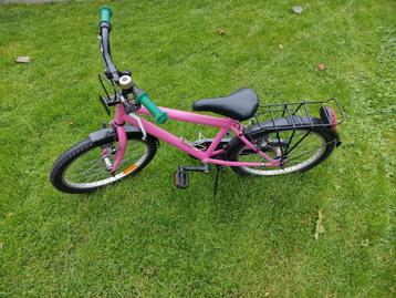 Stoere roze fiets beschikbaar voor biedingen
