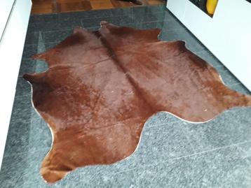 KOEIEVEL VLOERKLEED in NIEUWSTAAT AFMETING  200 X 195cm beschikbaar voor biedingen