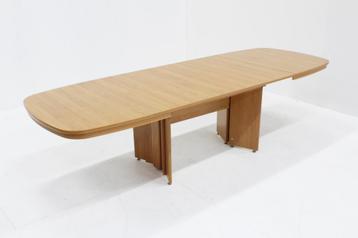 Vintage grote ovalen uitschuifbare eettafel tafel beschikbaar voor biedingen