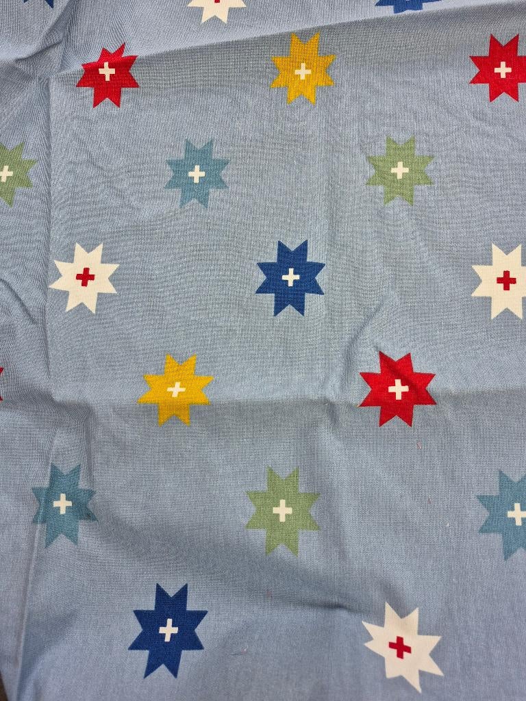 Rest lap stof lichtblauw met sterren in rood wit groen geel, Hobby en Vrije tijd, Stoffen en Lappen, Overige materialen, Blauw