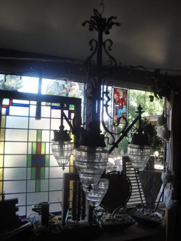 antieke gesmede lamp met bewerkte glazen kapjes beschikbaar voor biedingen