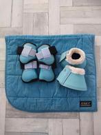 Mooie blauwe set maat full  springschoenen maat L, Dieren en Toebehoren, Paarden en Pony's | Dekens en Dekjes, Ophalen of Verzenden