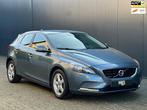 Volvo V40 1.6 T4 AUT|Camera|Boekjes|Cruise|NAP|Virtual!, Auto's, Volvo, Gebruikt, 4 cilinders, 700 kg, Blauw