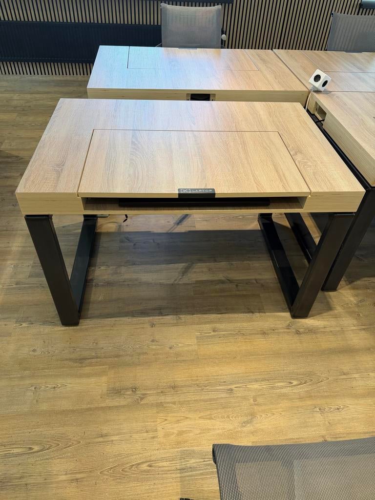 (6) Bureau(s) met geïntegreerde monitor, Ophalen, 100 tot 150 cm, 200 cm of meer, Zo goed als nieuw