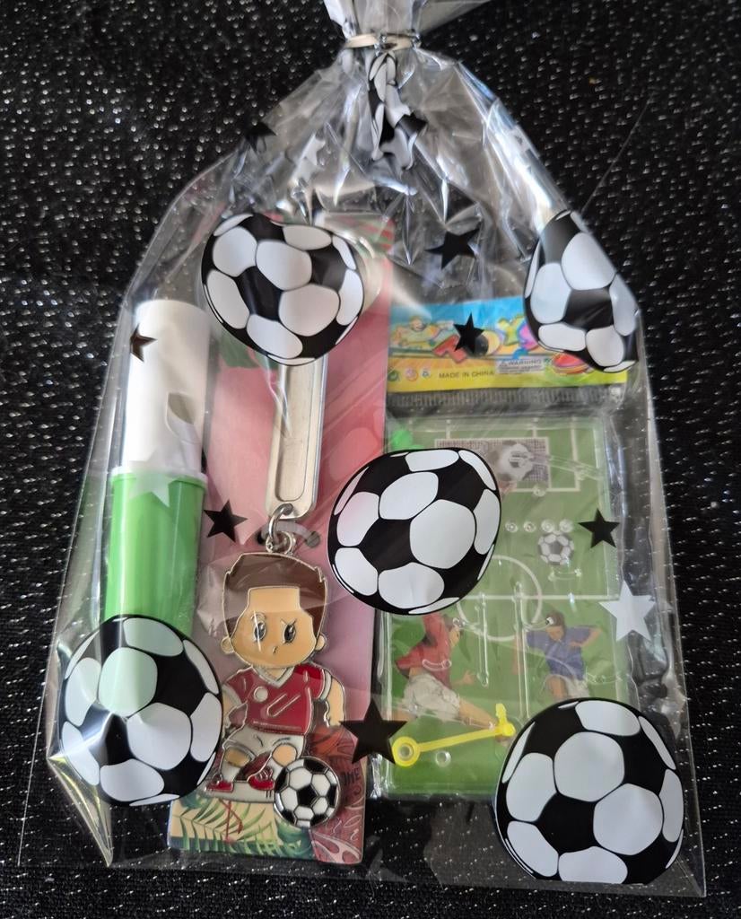 Traktatie voetbal sleutelhanger,flipperspel+snoepje1.50, Ophalen of Verzenden, Nieuw, Feestartikel, Verjaardag