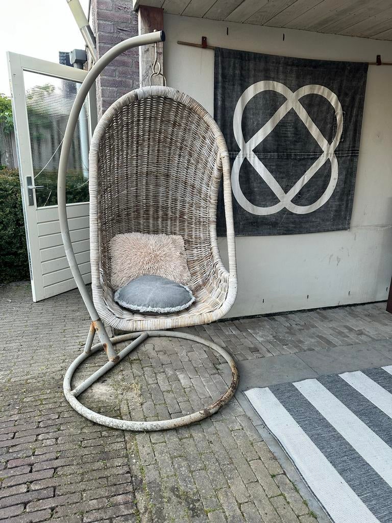 Comfortabele rieten ei hangstoel voor binnen en buiten, Ophalen of Verzenden, Gebruikt, Rotan