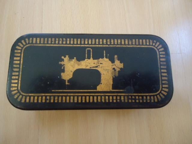 Blik, zwart met goudkleurige naaimachine op deksel, Ophalen of Verzenden, Gebruikt, Overige