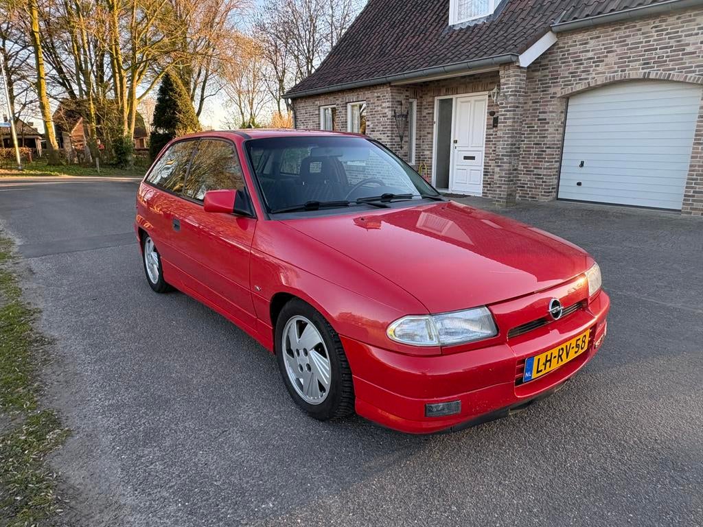 Opel Astra 1.6 16v GSI Tailgate Sport  1995 Rood AIRCO!, Auto's, Voorwielaandrijving, 1025 kg, 31 €/maand, 4 cilinders
