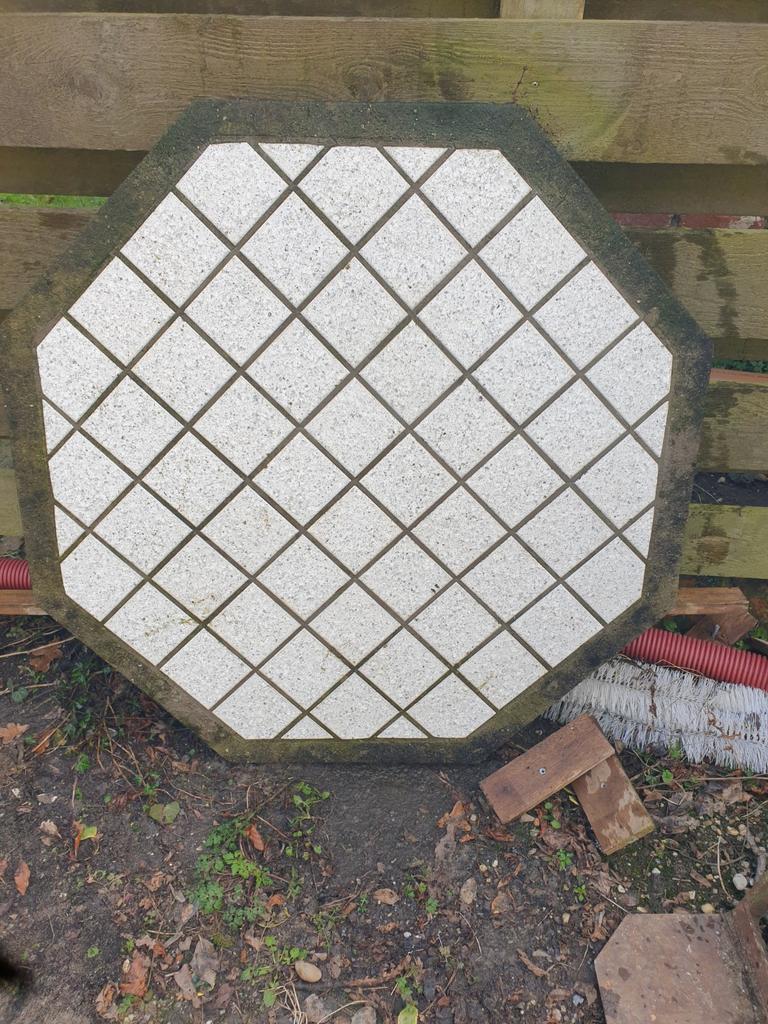 Gratis 8 kantige tuintafel 93 cm met sokkel, Ophalen, Gebruikt, Beton, Klinkers