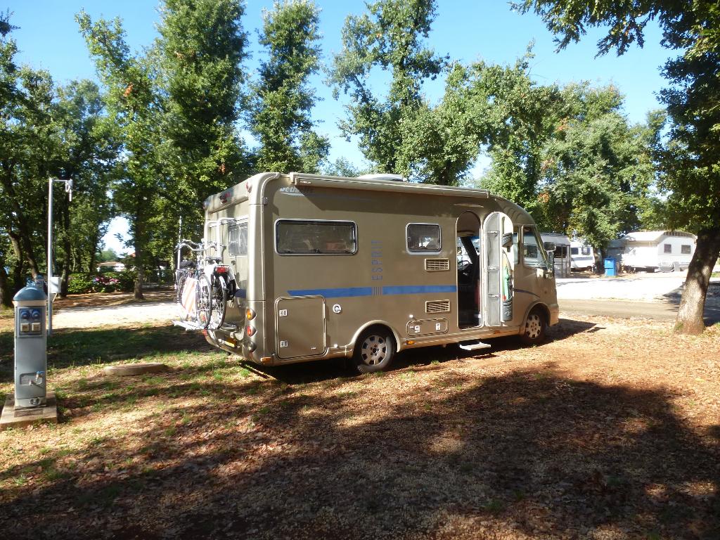 Vrouwelijk reismaatje met de camper