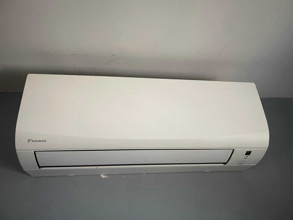 Daikin Wandairco met buitenunit - Koelen en Verwarmen, Ophalen, Gebruikt, Minder dan 60 m³, 3 snelheden of meer