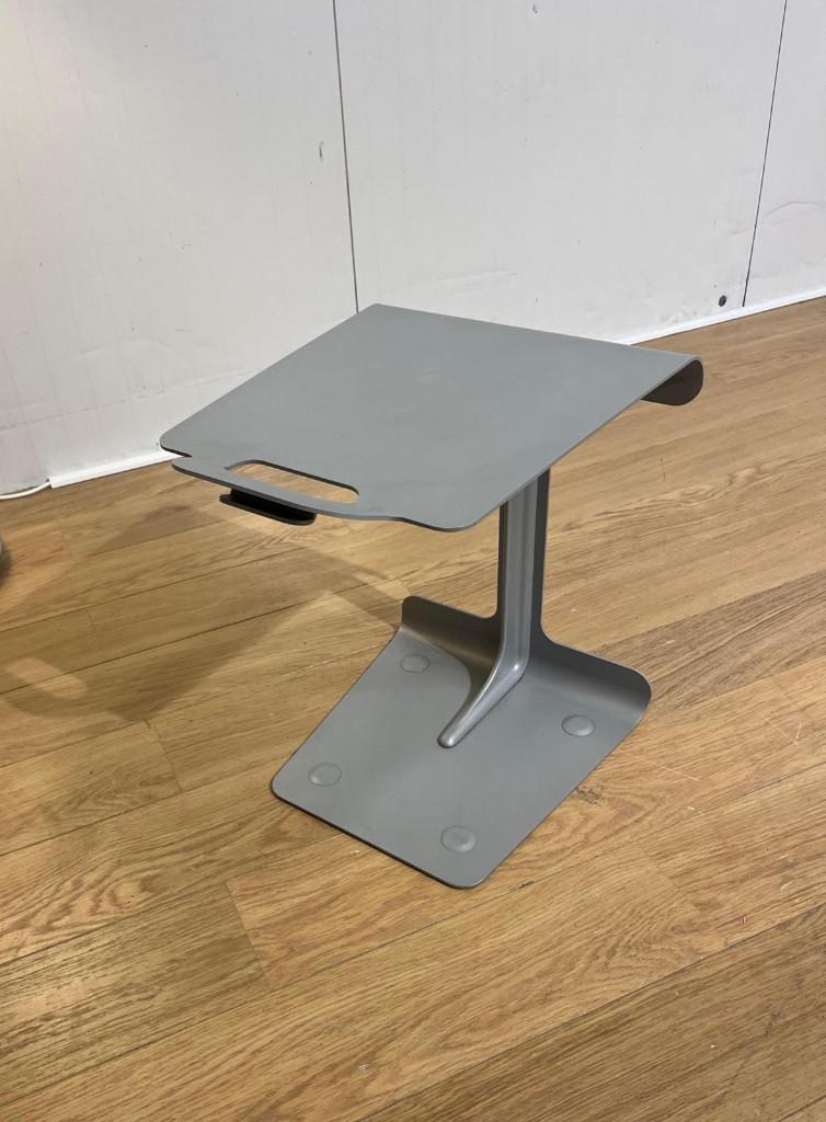 Design on Stock T-Tray Bijzettafel Grijs Design, 45 tot 60 cm, Minder dan 55 cm, Metaal of Aluminium, Bijzettafel Design tafel