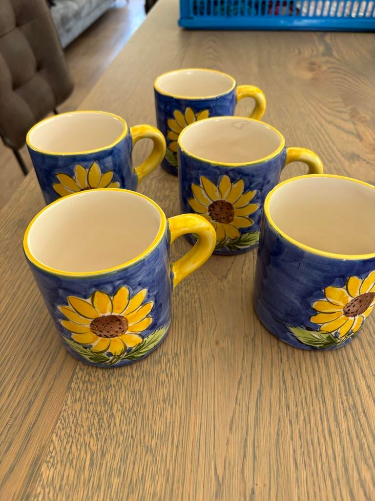 Set van 5 handgeschilderde zonnebloem mokken uit Portugal, Huis en Inrichting, Ophalen, Gebruikt, Keramiek, Overige stijlen