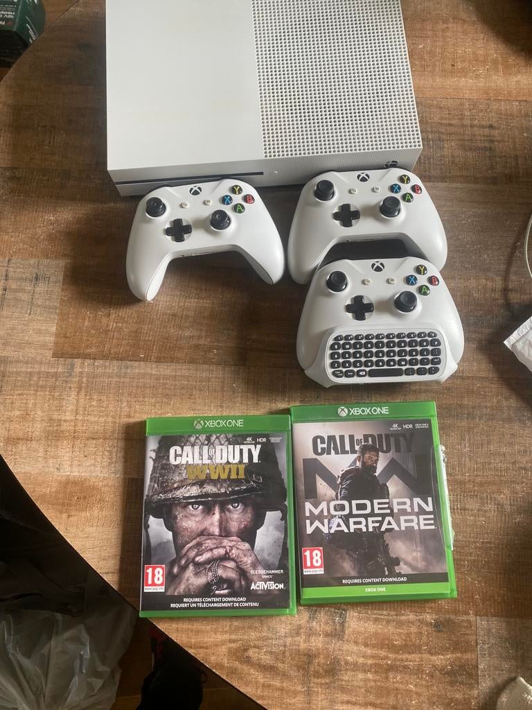 Xbox One S 1TB  met 3 originele witte controllers en keypad, Spelcomputers en Games, Spelcomputers | Xbox One, Met games, Xbox One S