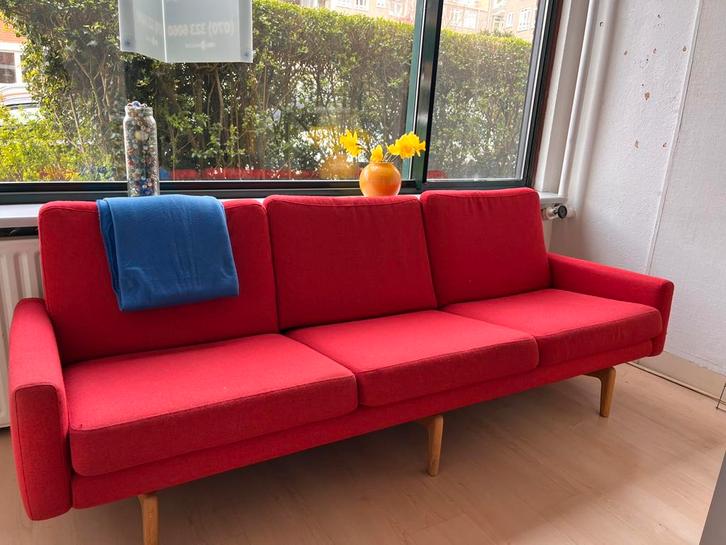 Rode 3-zits bank – Scandinavisch design – houten poten, Antiek en Kunst, Kunst | Designobjecten, Ophalen
