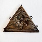 Antieke driehoekige hanger / fibula uit de oudheid, Ophalen of Verzenden