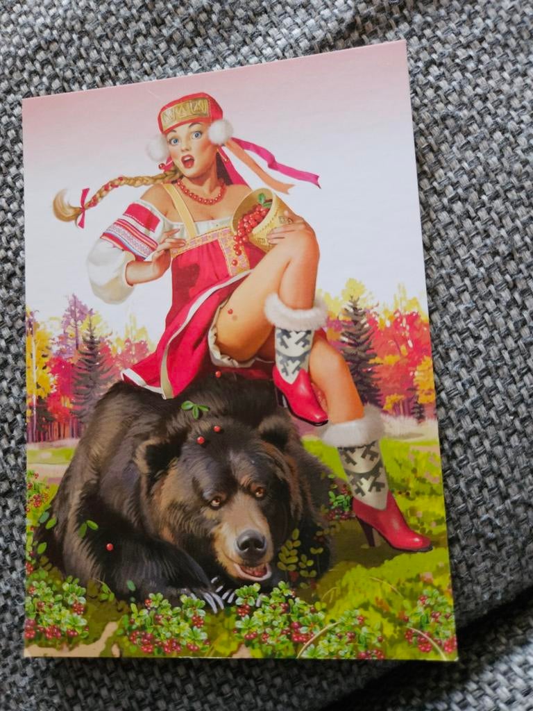 Rusland  dame met beer Ansichtkaart, Ophalen of Verzenden