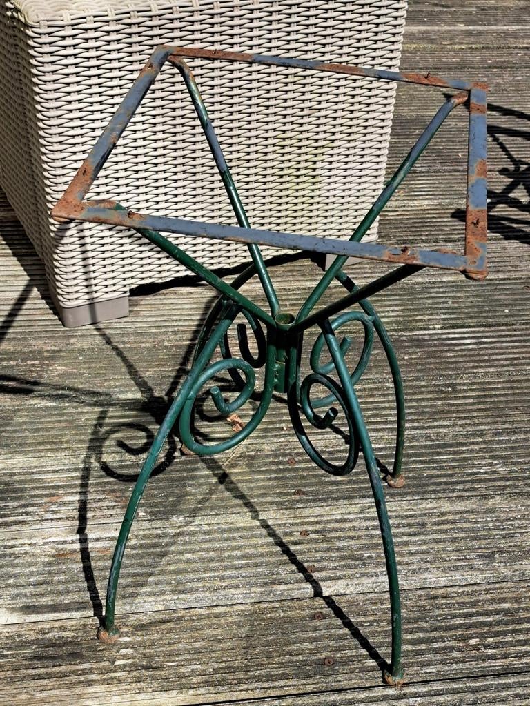 Decoratieve ijzer tafeltje met 2 stoeltjes  ., Tuin en Terras, Ophalen, Gebruikt, Rond, Metaal