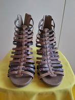 Te koop aangeboden: Zeer luxe lederen damesschoenen , Bruin, Ophalen of Verzenden, Zo goed als nieuw, Schoenen met hoge hakken
