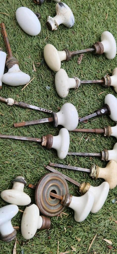 Antieke partij deurbeslag van porseleinen knoppen (brocante), Doe-het-zelf en Verbouw, Hang- en Sluitwerk, Gebruikt, Klink of Kruk