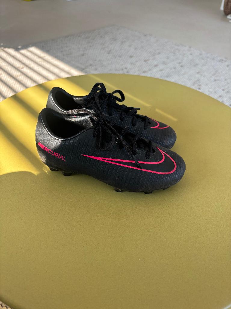 Nike Voetbalschoenen maat 27,5, Sport en Fitness, Voetbal, Ophalen, Maat XS of kleiner, Schoenen, Zo goed als nieuw