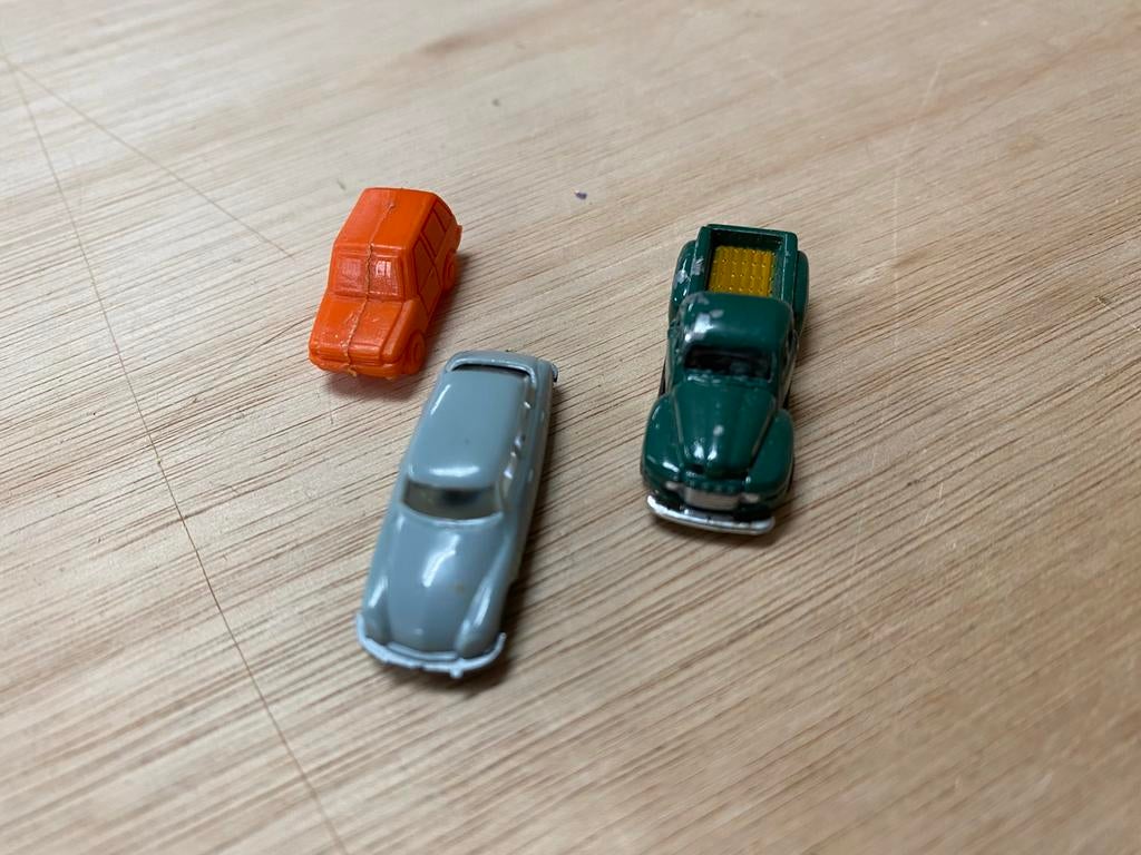 Twee autos schaal N, Hobby en Vrije tijd, Modeltreinen | N-Spoor, Ophalen of Verzenden, Gebruikt, Gelijkstroom of Wisselstroom