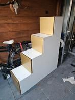 Trapkast met gouden lades, Ophalen