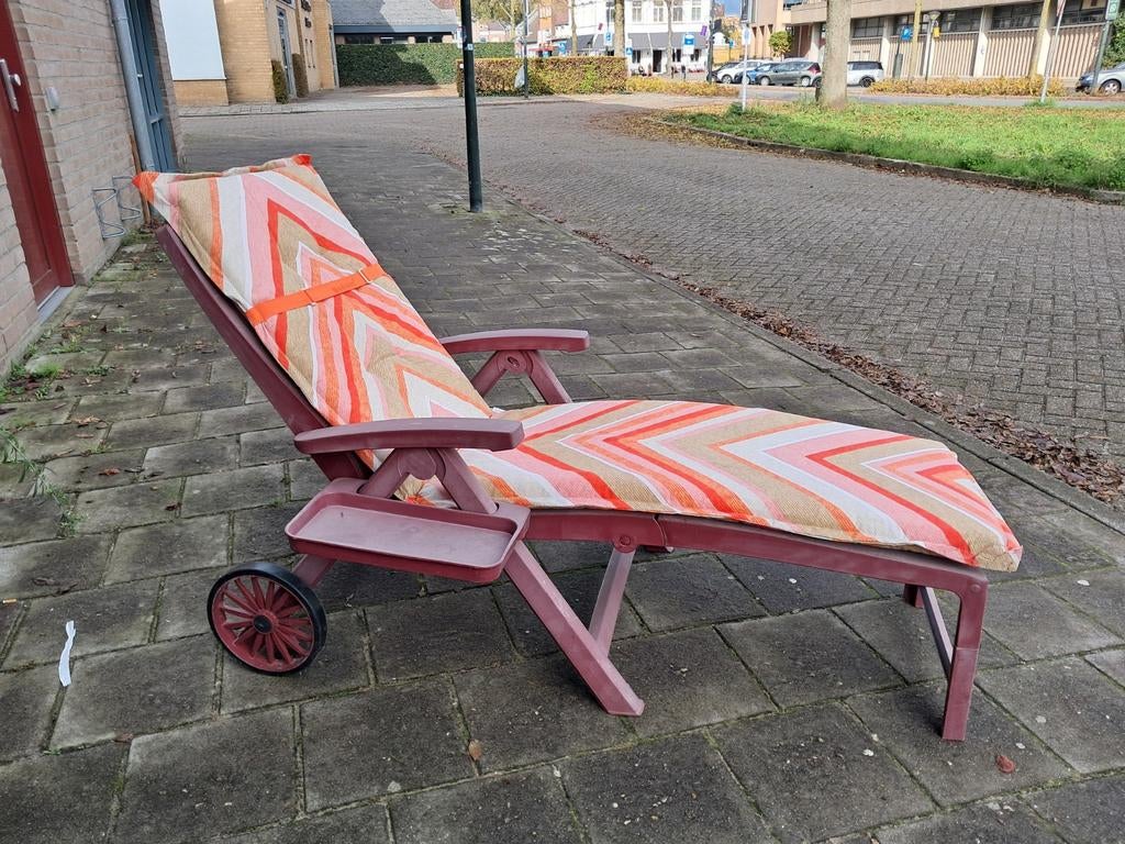 Inklapbaar ligbed met kussen, Tuin en Terras, Ligbedden, Ophalen of Verzenden, Gebruikt, Kunststof, Verstelbaar