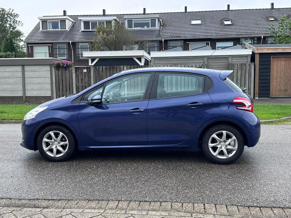 Peugeot 208 1.2 VTi Allure 5DR*Navigatie*Pano*Stoelverwarmin, Voorwielaandrijving, Euro 5, Gebruikt, 31 €/maand