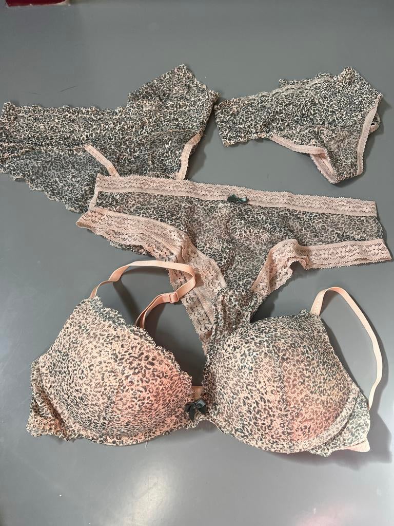 Sam Friday setje: BH 75B, 2 broekjes L, string M - Als nieuw, Ophalen of Verzenden, Overige kleuren, Setje