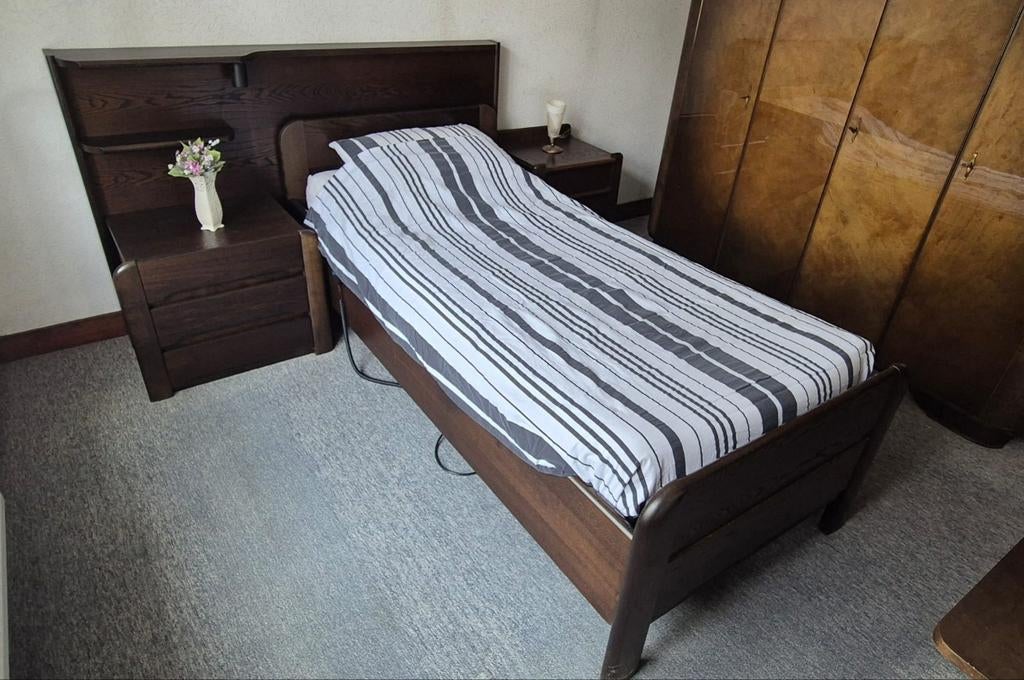 Elektrisch verstelbaar bed (RecoMatic) + nachtkastje, Ophalen, Eenpersoons