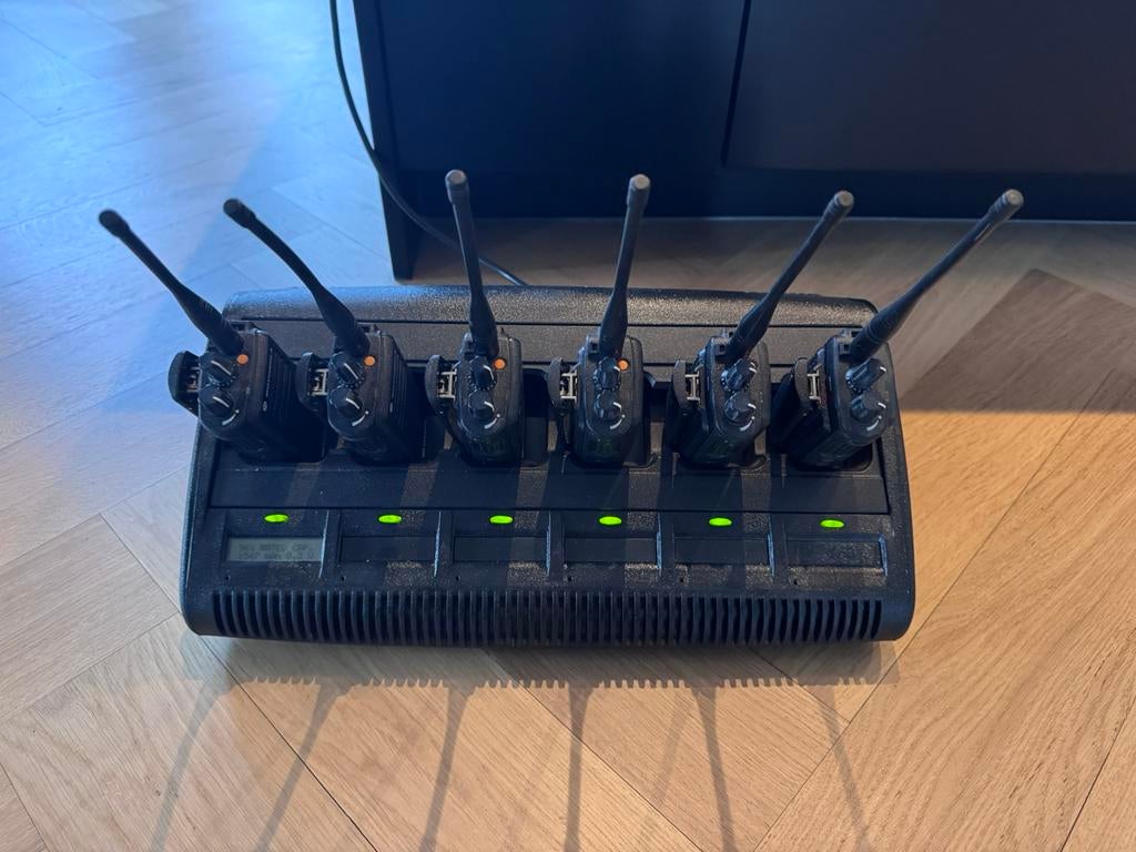 Motorola DP4400 portofoon (6 stuks) + multi-lader + oortjes, Ophalen of Verzenden, Zo goed als nieuw