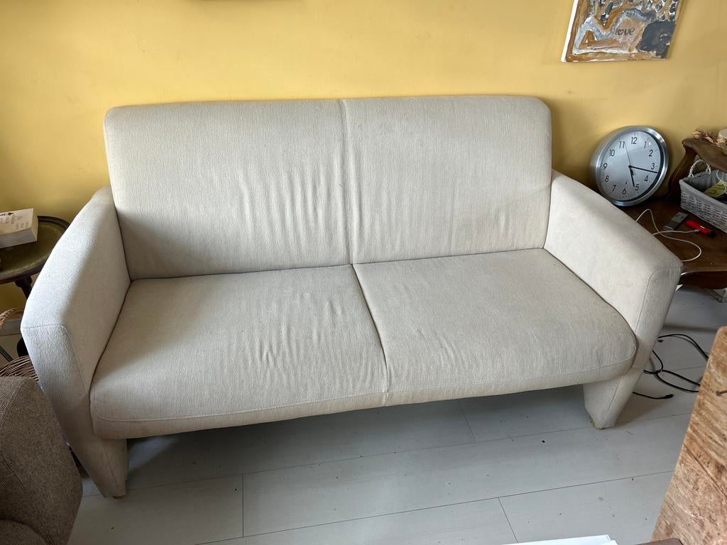 Lichte stoffen tweezitsbank. Montel. Gratis ophalen., Huis en Inrichting, Banken | Bankstellen, Ophalen, Gebruikt, 150 tot 200 cm
