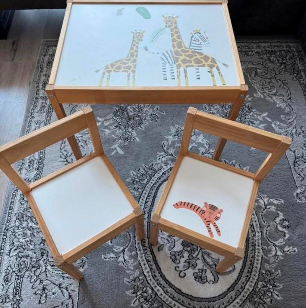 Leuk kinderzitje met dierentuin thema - tafel en 2 stoelen, Ophalen of Verzenden, Gebruikt, Tafel(s) en Stoel(en)