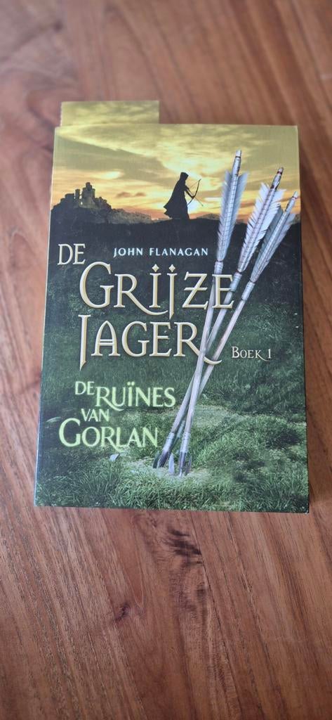 De Grijze Jager: De Ruïnes van Gorlan (Boek 1), Ophalen of Verzenden, Zo goed als nieuw, John Flanagan