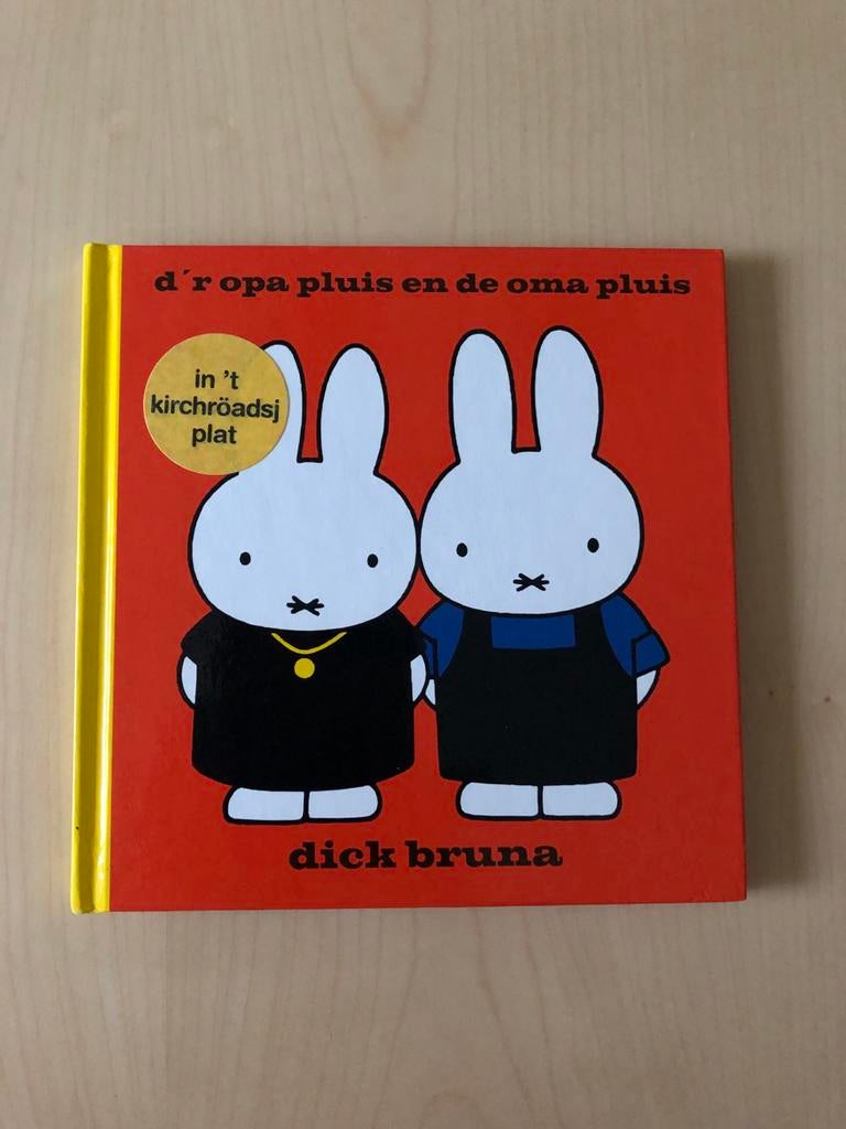 D'r Opa Pluis en de Oma Pluis - Dick Bruna (Kirchröadsj), Ophalen of Verzenden, Zo goed als nieuw, Fictie algemeen