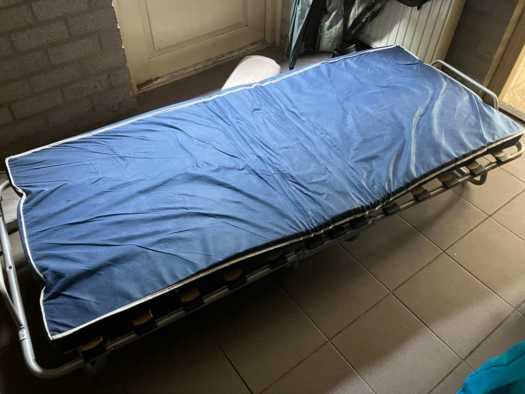 Comfortabel opvouwbaar bed met matras, Ophalen, Gebruikt, Eenpersoons, Blauw