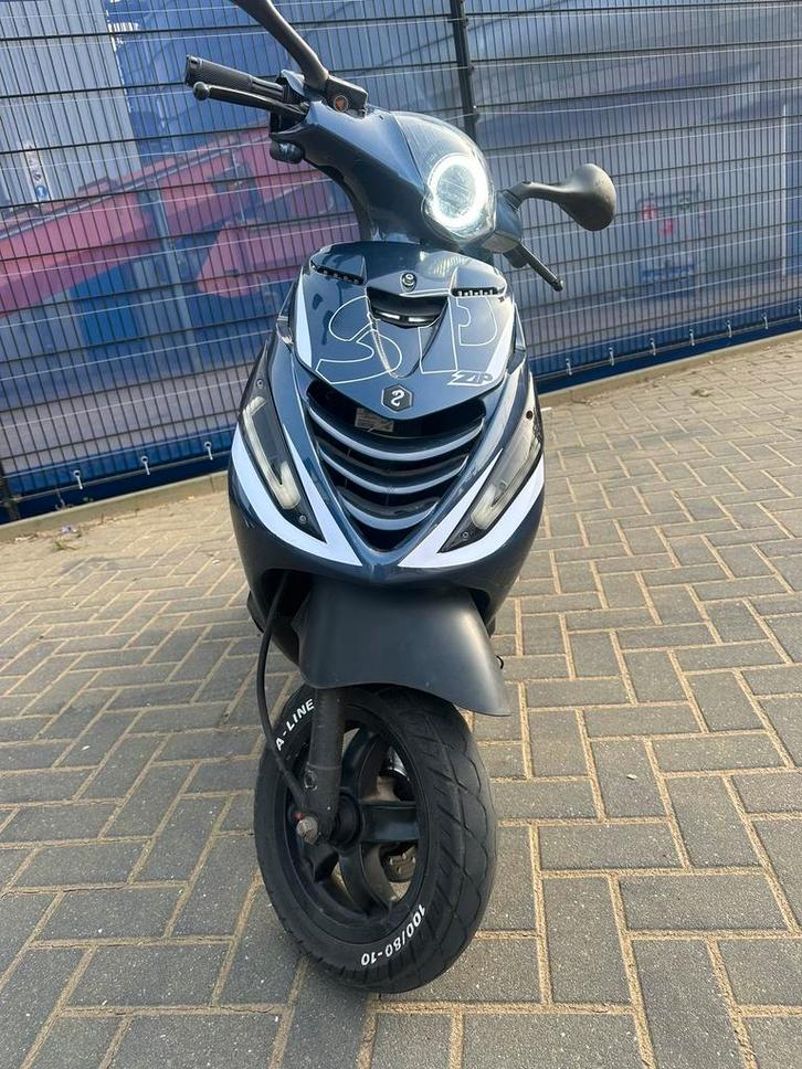 Piaggio zip iget brom 2019, Fietsen en Brommers, Scooters | Piaggio, Zo goed als nieuw, Zip, Maximaal 45 km/u, Benzine, Ophalen