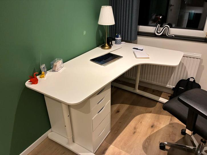 Ikea bureau type Bekant met rechtsehoek. Wit klein prijsje, Huis en Inrichting, Bureaus, Gebruikt, Bureau, Ophalen